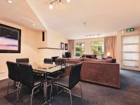 Village Green 2 Bedroom loft townhouse with views fireplace and garage parking Chalet in Thredbo