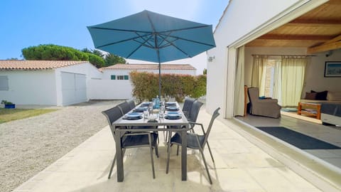 Property building, Patio, Garden, Dining area, Garden view, sunbed