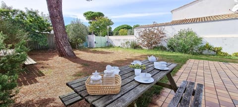 Patio, Garden, Dining area, Garden view