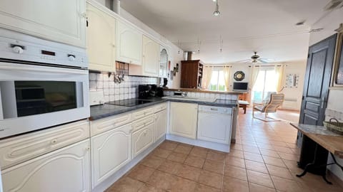 Kitchen or kitchenette, Dining area, dishwasher, minibar, oven, pet friendly, stove, toaster