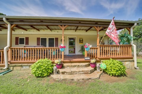 Cozy Lake Eufaula Hideaway with Fire Pit and Hot Tub! Casa in Eufaula