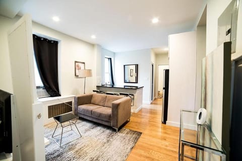 NEWLY RENOVATED HEART OF LOWER EAST SIDE 2BR 1BA, 5 MIN WALK TO SOHO, 1 BLOCK TO WHOLE FOODS, WASHER DRYER! Eigentumswohnung in East Village