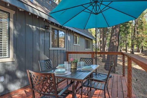 Pet-Friendly Blue Lake Springs Cabin with Fire Pit! Casa in Arnold