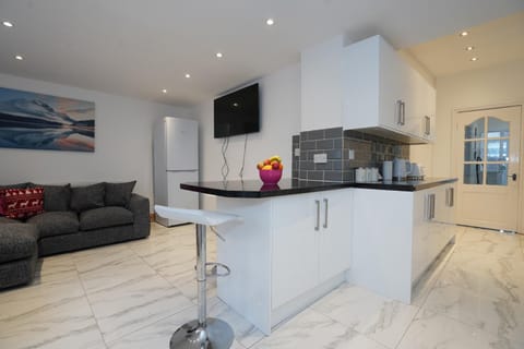 BIRMINGHAM HAGLEY WEST HOUSE, 5 bedrooms with 7 BEDS, 3x doubles beds, 4x singles beds,2 toilets,2 bathrooms,2 toilets, sleeps 7-10 people great motorway links M5 M6 M42 A38 A34 Condominio in Oldbury