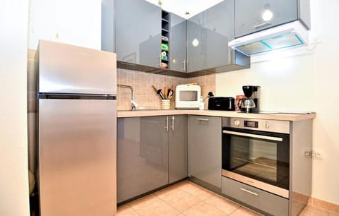 Kitchen or kitchenette, dishwasher, oven, pet friendly, stove, toaster