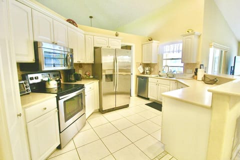 Coffee/tea facilities, Kitchen or kitchenette, dishwasher, oven, stove, toaster