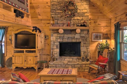 Cozy Log Cabin Retreat Steps to Lake Lure and Beach House in Lake Lure