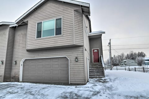 Cozy Anchorage Townhome Less Than Half Mile to Jewel Lake! Casa in Anchorage
