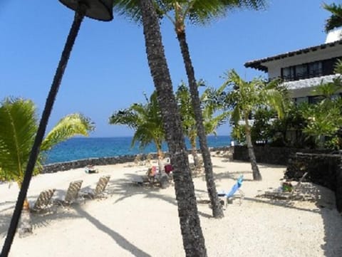 Casa de Emdecko #138 by Casago Kona - Beach and Oceanfront House in Holualoa