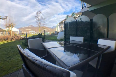Rare : au bord du lac d’Annecy, cosy appartement en rez de jardin avec terrasse privative Appartement in Talloires