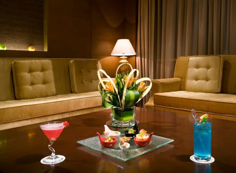 Lounge or bar, Food and drinks