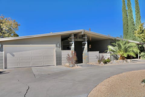 Sleek, Modern Designer home 3 House in Las Cruces