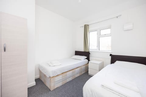 Dagenham Self Catering 4BedHouse sleeps up to 8 with Free Wifi and Free Parking Haus in Barking
