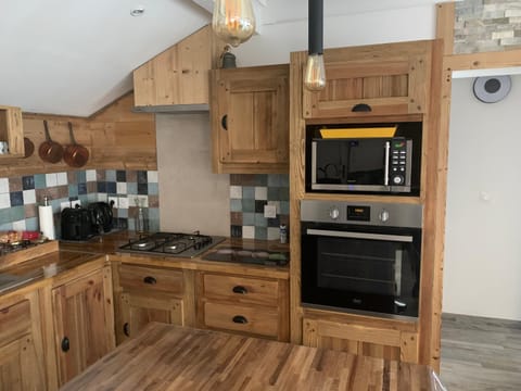 Kitchen or kitchenette, minibar