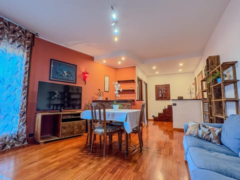 TV and multimedia, Living room, Seating area, Dining area