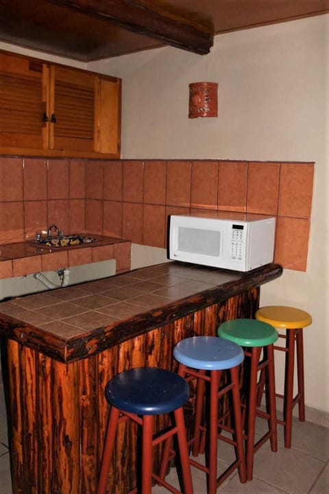 Kitchen or kitchenette, Dining area, minibar, pet friendly