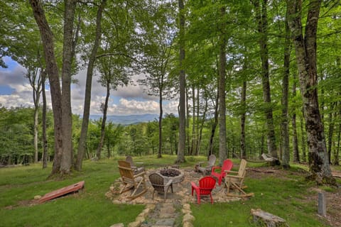 Cabin Retreat with Hot Tub and Amazing Mountain Views! House in Beech Mountain