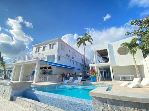 Seaview Beach Hotel Hôtel in Sint Maarten