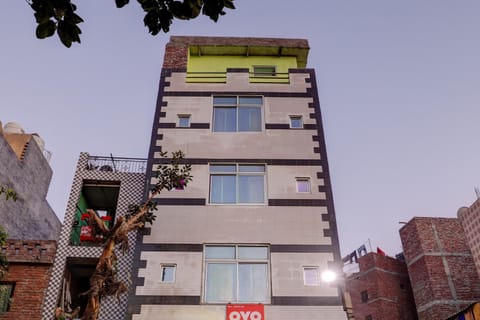OYO Flagship 75689 Love Bites Hotel in Noida