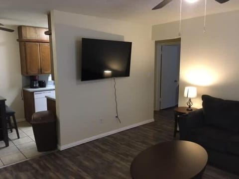 Simple 1-bedroom unit upstairs close to Fort Sill! Apartment in Lawton