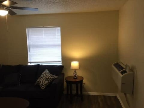 Simple 1-bedroom unit upstairs close to Fort Sill! Appartamento in Lawton