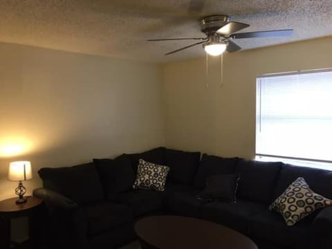 Simple 1-bedroom unit upstairs close to Fort Sill! Condo in Lawton