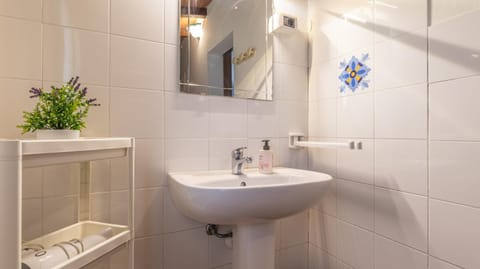 Bathroom, Decorative detail, Floor plan, hair dryier