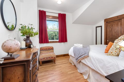 The Beautiful Bears Den! Walk to Old Town and CSU! Apartment in Fort Collins