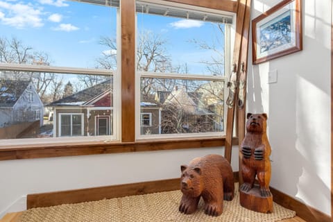 The Beautiful Bears Den! Walk to Old Town and CSU! Apartment in Fort Collins