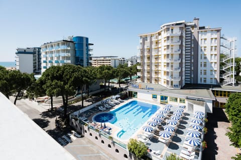 Property building, City view, Pool view, Swimming pool, Parking, sunbed