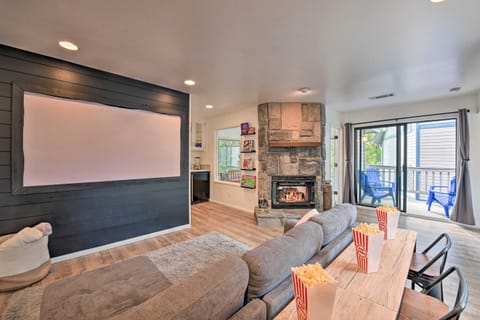 3-Level Luxe Home with Spa, AC, Game Room and Theater! Haus in Lake Arrowhead