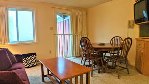Stroll to Slopes, Village Area, Ski in-out MtLodge 308 Condo in Snowshoe