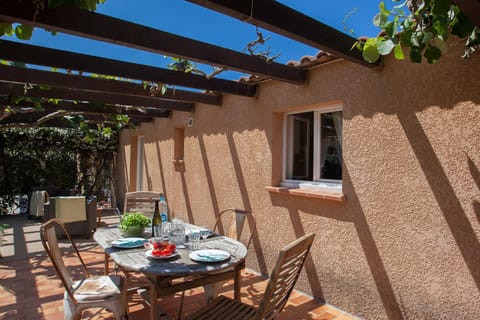 maison kiwi avec piscine chauffée terrasse jardin et bbq à Calvi Villa in Calvi