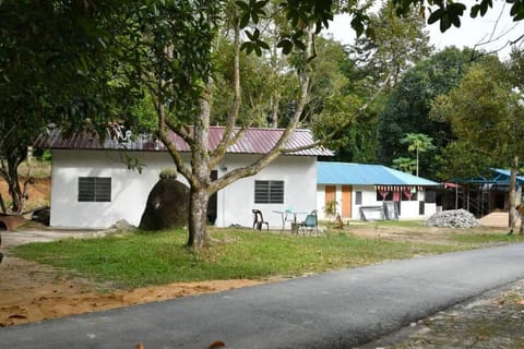 Lubok Jong Riverside, Sedim Campeggio /
resort per camper in Kedah