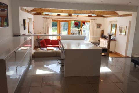 4 Kingsize Beds Ensuite - Sleeps 8-10 - Rural Contemporary Oak Framed House House in Borough of Waverley