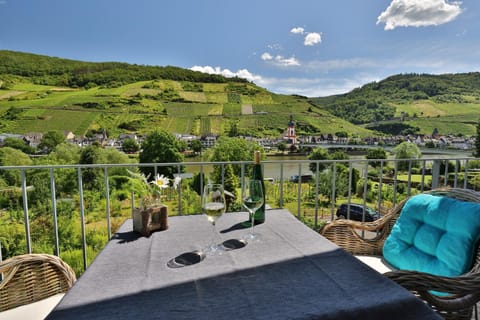 View (from property/room), Balcony/Terrace, Seating area, Dining area, River view
