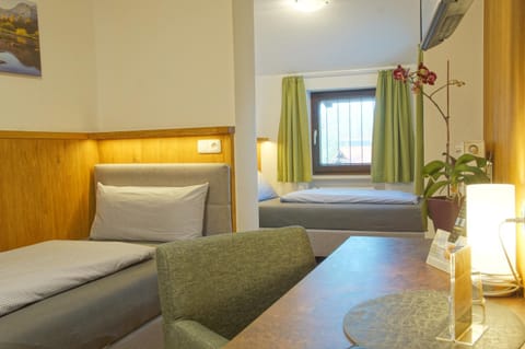 Bed, Photo of the whole room, Seating area, Bedroom