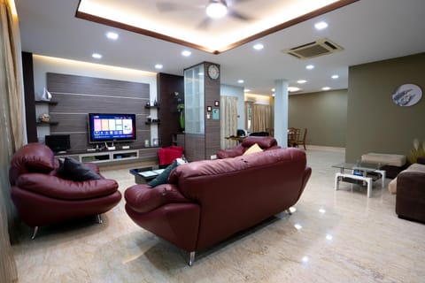 Communal lounge/ TV room, TV and multimedia, Living room, Seating area, Evening entertainment, fireplace, air conditioner