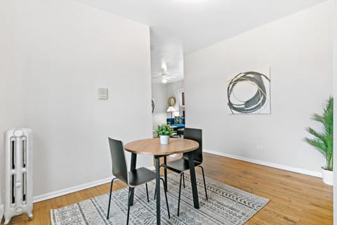 1BR Apartment in Rogers Park with King Bed - Lunt 2E Eigentumswohnung in Rogers Park