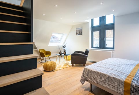 Bed, Living room, Photo of the whole room, Seating area, Bedroom