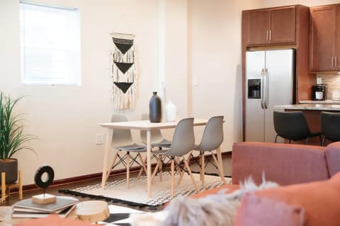 2BR Airy & Tidy Apt with Free Covered Parking - Central Modern Apartment in Chicago