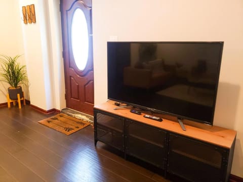 2BR Airy & Tidy Apt with Free Covered Parking - Central Modern Apartment in Chicago