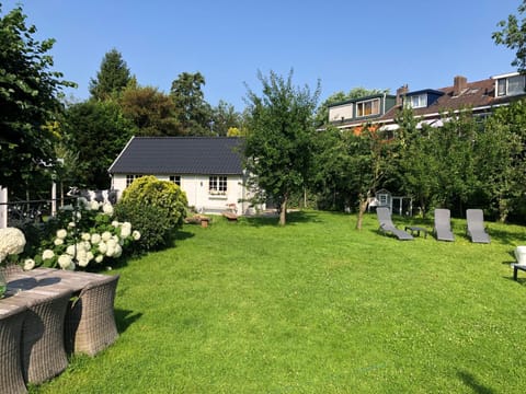 Tiny house in tuin van de statige villa Mariahof Haus in Dordrecht
