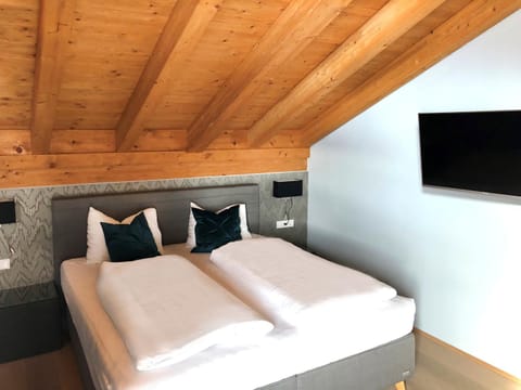 Bed, TV and multimedia, Bedroom