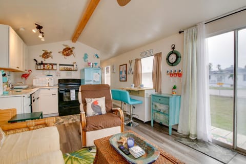 Cozy Waterfront Port Isabel Cottage with Deck! Haus in Port Isabel