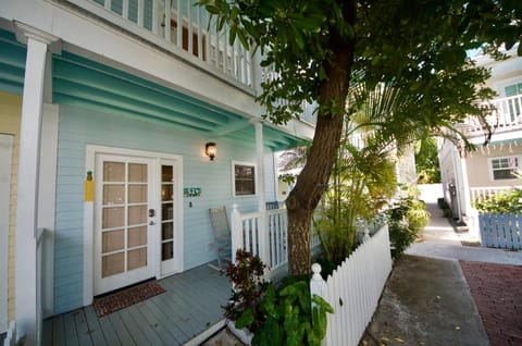 Facade/entrance, Balcony/Terrace