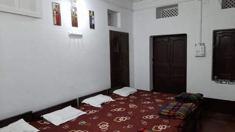 Rupak Rest House ,Call 79031-58122 !Near deoghar Baba Mandir Hostel in West Bengal