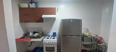 Kitchen or kitchenette, minibar