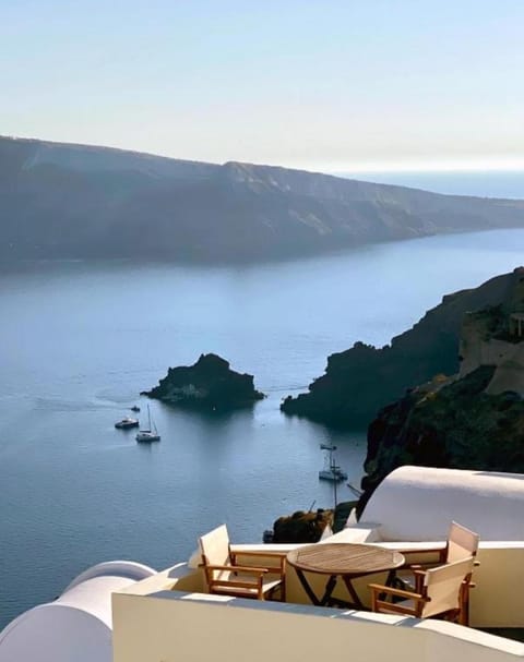 Grand Canava Villa in Oia