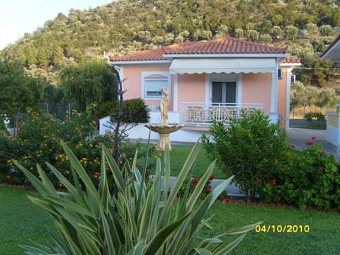 Facade/entrance, Decorative detail, Mountain view, Street view